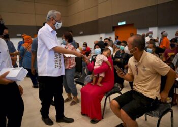 ISMAIL SABRI Yaakob menyampaikan Bantuan Pembelian Barangan Keperluan Monsun Timur Laut  2021/2022 Daerah Bera di Dewan Konvensyen Majlis Daerah Bera di Bera, Pahang.  kelmarin.