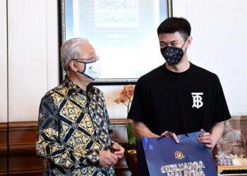 ISMAIL Sabri Yaakob bertemu Lee Ji Zia hari ini.
