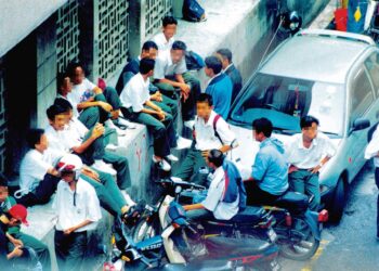 KERJASAMA dari setiap peringkat masyarakat tidak kira tua atau muda, bangsa
atau agama amat penting agar usaha melahirkan generasi berpendidikan akan berterusan dan
tidak terbantut.-GAMBAR HIASAN