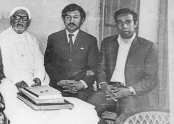 Syeikh Idris al-Marbawi (kiri) tinggal di Mekah semenjak kelahirannya selama 10 tahun. Sekitar 1905 masihi, beliau dan keluarga telah pulang semula ke Kuala Kangsar, Perak. – GAMBAR SUMBER FB