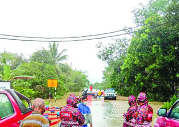 Anggota Bomba dan Penyelamat antara yang digerakkan bagi membantu mangsa banjir di Kelantan dan Terengganu.