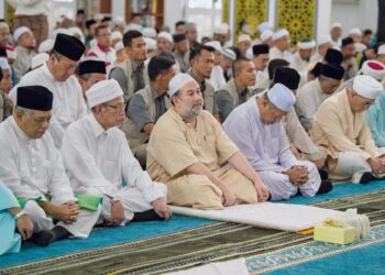 SULTAN Muhammad V (baris depan, tengah) selesa berjubah dan berkopiah setiap kali bertemu rakyat atau menunaikan solat di masjid.