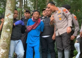 SUSPEK dukun ganda duit yang didakwa membunuh sejumlah mangsa, Slamet Tohari menunjukkan kepada polis lokasi dia menanam mangsanya. - AGENSI