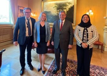 SAIFUDDIN Abdullah bergambar dengan Anniken Huitfeldt (dua dari kiri) ketika lawatan rasmi ke Norway di Oslo semalam. - Foto ihsan Wisma Putra