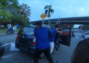 TANGKAP layar kejadian seorang lelaki ditarik keluar dan keretanya dilarikan dua lelaki dalam kejadian di lampu isyarat Jalan Bagan Lalang, Butterworth, Pulau Pinang pagi kelmarin.
