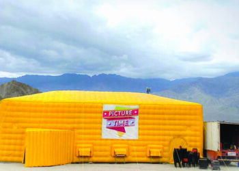 PANGGUNG wayang mobil ini boleh memuatkan 120 orang dalam satu masa. - AGENSI