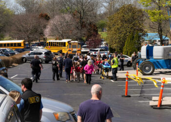PARA Pelajar dibawa keluar dari kawasan sekolah selepas berlaku tembakan terancang di The Covenant School, Nashville. -AGENSI