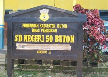 SEORANG guru di Buton, Sulawesi Tenggara didakwa memaksa beberapa murid makan sampah plastik sebagai hukuman kerana membuat bising. - AGENSI