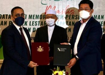 TENGKU Mohamad Faziharudean Tengku Feissal (kiri) dan Lim Thiam Huat (kanan) menandatangani MoU sambil disaksikan Ahmad Yakob (tengah) di Kota Bharu, semalam.- UTUSAN/ROSLIZA MOHAMED