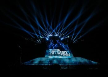 TANGGA Putrajaya dilimpahi cahaya sempena Sambutan Hari Wilayah Persekutuan di Putrajaya. - UTUSAN/FAISOL MUSTAFA
