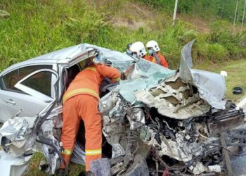 Pasukan bomba memeriksa kenderaan yang terlibat dalam kemalangan maut di Jalan Batu 18, Keningau-Sook semalam.-IHSAN BOMBA