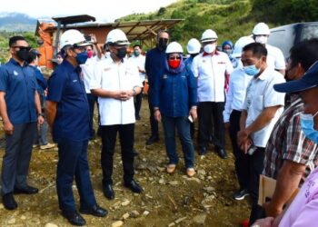 MOHAMAD Alamin (tiga, kiri) semasa lawatan ke tapak baharu SMK Kundasang di Ranau hari ini.
