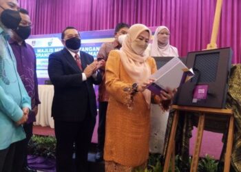 NORAINI Ahmad (dua dari kanan) melihat buku Laporan Kajian Pembentukan DNA UiTM di UiTM Shah Alam, Selangor hari ini. - UTUSAN / MOHAMAD NAUFAL MOHAMAD IDRIS