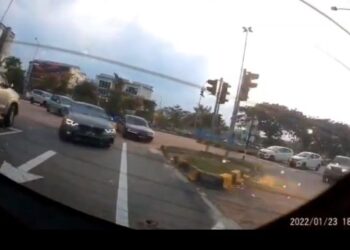 TANGKAP layar memaparkan sebuah kereta Proton Perdana (kanan) cuba memotong barisan ketika memasuki persimpangan lampu isyarat di Jalan Setia Gemilang U13/45B di Shah Alam, Selangor.