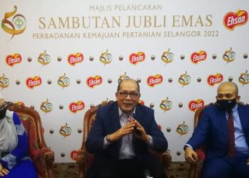 IZHAM Hashim (tengah) dalam sidang akhbar selepas sambutan 50 Tahun PKPS di Shah Alam, Selangor hari ini.
