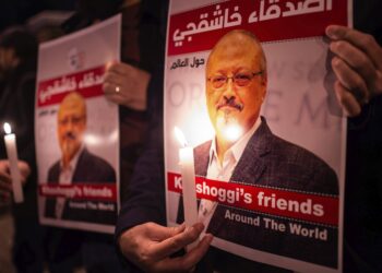 ORANG ramai memegang poster mengenang pembunuhan Jamal Khashoggi -AFP