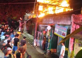 ORANG ramai menyaksikan kebakaran beberapa rumah di Jakarta Selatan, Indonesia. - AGENSI