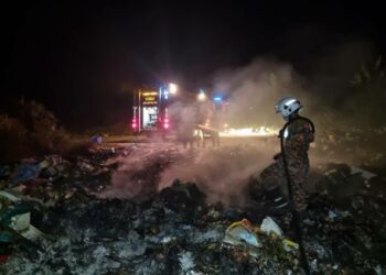 ANGGOTA bomba berusaha memadamkan api di kawasan perlupusan sampah sarap, di Jalan Entabai Julau di sini pada malam tadi.