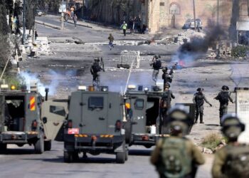 PASUKAN keselamatan Israel melepaskan gas pemedih mata semasa pertempuran dengan penduduk Palestin yang protes menentang penempatan Yahudi, di jalan utama, kampung Beita, Tebing Barat. - AFP