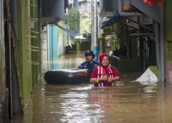 KAWASAN perumahan di Jakarta Timur ditenggelam air akibat banjir.-AGENSI 