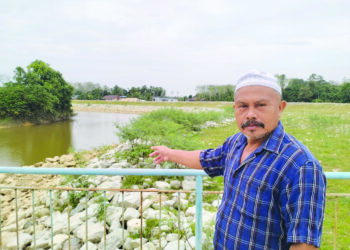 MOHD. Nor Deraman menunjukkan projek PLSB Sungai Golok di Rantau Panjang, Kelantan. - UTUSAN/ROHANA ISMAIL