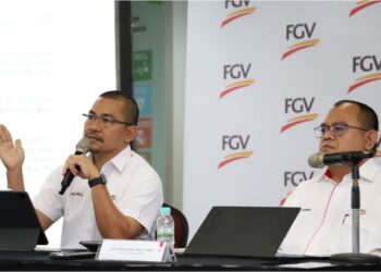 NAZRUL Mansor (kiri) dan Ketua Pegawai Kewangan Kumpulan FGV, Datuk Mohd. Hairul Abdul Hamid dalam sidang akhbar di Kuala Lumpur, hari ini. - UTUSAN/SHAFIQAH SHUKOR