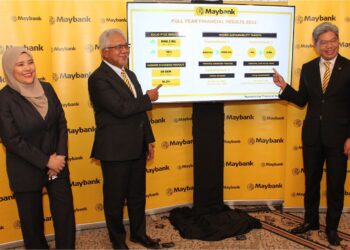 ZAMZAMZAIRANI Mohd. Isa (dua kiri) dan Khairussaleh Ramli (kanan) bergambar  selepas sidang media Laporan Penuh Maybank bagi tahun kewangan berakhir 31 Disember 2022 (TK22), di Kuala Lumpur, semalam.