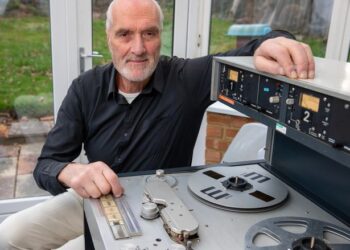 MIKE Godden menunjukkan pita perakam vintaj yang dilelong di laman eBay.-AGENSI