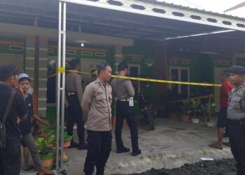 PASUKAN Polis Soppeng membuat pemeriksaan di rumah yang menjadi lokasi pembunuhan di kampung Lapajung di Sulawesi Selatan.-AGENSI