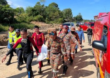 PASUKAN Bomba mengangkat mayat lelaki ditemukan lemas di sungai berhampiran Jalan Imbaan Sailan di Putatan hari ini
