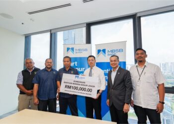 NOR Azam M. Taib (tiga kanan) menyampaikan sumbangan MBSB Bank untuk mangsa banjir di Johor kepada MyCARE, baru-baru ini.