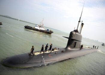 KAPAL selam kelas Scorpene buatan Perancis, KD Tunku Abdul Rahman di Pelabuhan Klang, Malaysia pada 3 September 2009. - AFP