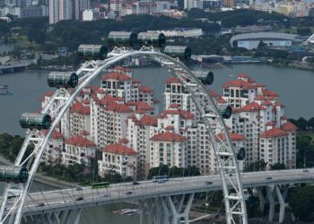 PENGUMUMAN tersebut dibuat kerajaan Singapura bagi mengawal harga penjualan rumah di republik itu. - AFP
