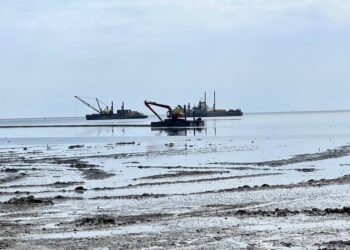 KERJA-KERJA pengerukan alur pelayaran di kawasan perairan sekitar Terminal Feri Kuala Perlis dijangka selesai bulan depan sekali gus membantu menarik semula pelancong ke Pulau Langkawi menggunakan perkhidmatan feri di Kuala Perlis. – UTUSAN/ASYRAF MUHAMMAD
