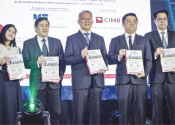 PENGERUSI Radium Development Berhad, Tan Sri Mhd Amin Nordin Abd. Aziz (tengah) bersama Pengarah Eksekutif, Datuk Gary Gan (dua, kanan) di Majlis Pelancaran Prospektus syarikat itu di Kuala Lumpur, semalam. – UTUSAN/FAIZ ALIF ZUBIR