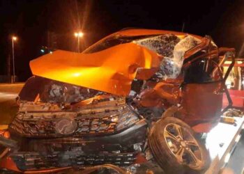 KEADAAN kenderaan yang dirempuh selepas membuat pusingan U-turn ketika lampu isyarat masih merah di persimpangan lampu isyarat Batu 11, di sini pada lewat malam tadi.