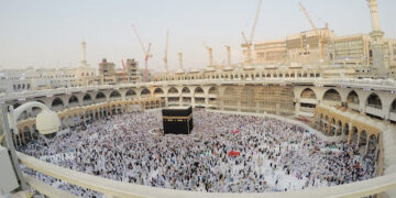 SEORANG jemaah wanita Singapura selamat melahirkan bayi lelaki ketika melakukan umrah di Mekah. - AGENSI
