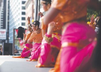 SARI juga pakaian tradisional di Pakistan, Bangladesh, Sri Lanka dan Nepal, kini digayakan wanita diaspora India di seluruh dunia. – AFP