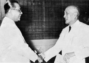TUNKU Abdul Rahman Putra Al-Haj dan Tan Cheng Lock (kanan) sama-sama berjuang menuntut kemerdekaan negara daripada penjajah British. – IHSAN MCA