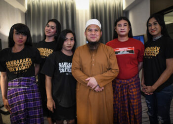 USTAZ Ebit Lew menyantuni golongan mak nyah di Surabaya, Indonesia.