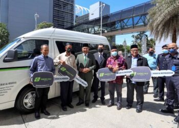 IDRIS Ahmad ketika sesi penyerahan sumbangan replika kunci van kepada wakil penerima pada Majlis Serahan Perdana Program Mobiliti TH di Kompleks Islam Putrajaya.- UTUSAN/ FAISOL MUSTAFA