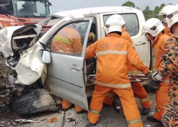 Pasukan bomba mengeluarkan mangsa dari sebuah kenderaan pacuan empat rida yang terlibat dalam kemalangan di Jalan Sibu-Bintulu semalam