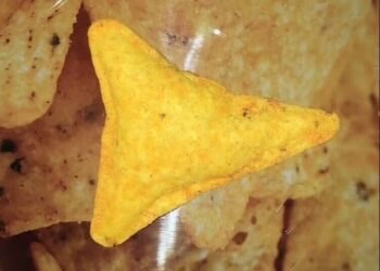 KEPINGAN keropok jenama Doritos yang didakwa mempunyai bentuk unik. - AGENSI