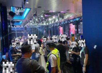 Operasi serbuan di sebuah pusat hiburan di Waterfront Kota Kinabalu pagi kelmarin-IHSAN Polis