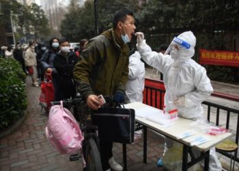 PENDUDUK melakukan ujian asid nukleik untuk mengesan virus jangkitan Covid-19 di Wuhan, wilayah Hubei, China. - AFP