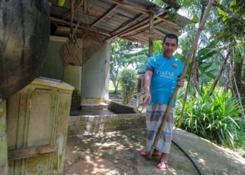 MANAN Ramli menunjukkan lokasi sebatang pokok berukuran balak yang hanyut ke rumahnya pada 26 Julai 2020 ketika banjir besar di Kampung Lubuk Tualang di Sik. - UTUSAN/SHAHIR NOORDIN