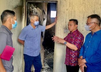 MASIUNG Banah (dua kiri) bersama Pegawai Pendidikan Daerah, Jamain Bakut (dua kanan) melawat bilik suis asrama yang terbakar di SMK Tongod semalam.