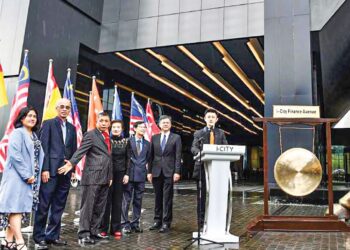 RICKY Lim Boon Soon berucap pada perasmian Finance Avenue di i-City, Shah Alam, Selangor, 
semalam. – UTUSAN / ZULFADHLI ZAKI
