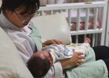 BILANGAN anak yang dilahirkan oleh penduduk Korea Selatan semakin berkurangan.-AFP