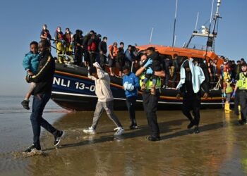GOLONGAN pendatang bersama anak-anak kecil diselamatkan kapal penyelamat Institut Penyelamat Nasional Diraja (RNLI) ketika cuba menyeberangi Selat Inggeris di tenggara England. – AFP